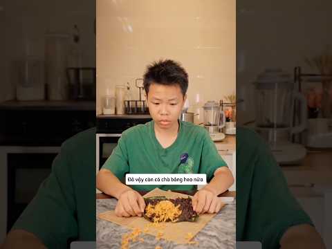 Cậu bé ngơ ngác khi thấy đồ ăn tự rơi xuống thumbnail