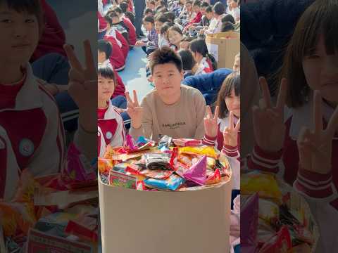 1000 thầy cô giáo và học sinh tham gia cuộc thi lấy bánh kẹo thumbnail