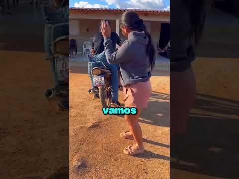 Se Subió a la Moto Sin Que Él Se Diera Cuenta de Nada ? thumbnail