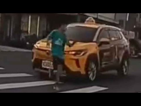 小黃闖紅燈差點撞到 斑馬線的小孩 thumbnail