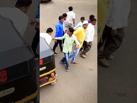 आखिर एक रिक्शा में इतने लोग कैसे बैठ गए  #comedy r #funny #trafficpolice #entertainment thumbnail