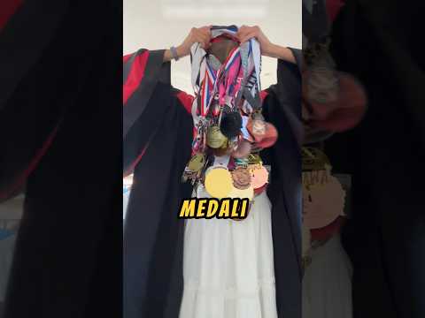 Cewek Ini PAMER MEDALI‼️😲 #keren #videoviral #olahraga thumbnail