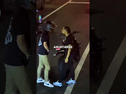 La valiente mujer le dio una lección al motociclista...? thumbnail