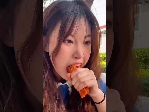 El reto de comer aperitivos picantes me dolió muchísimo ?? #foodchallenge #shorts #funny thumbnail
