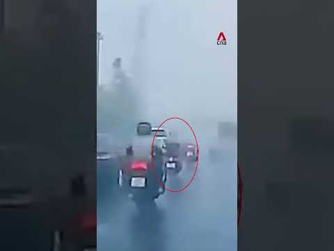 Lightning strikes motorcyclist on Bangkok road thumbnail