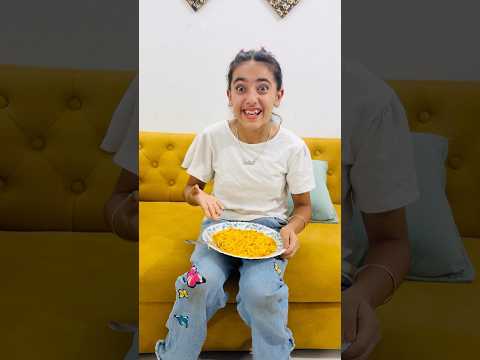 Samayra ki Mummy Maggi 🍝 kaise khati hai❓🤔😱 #shorts #samayranarula #siblings thumbnail