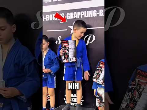 Saking Rendah Hatinya, Anak ini Mengajak 2 Temannya Berfoto Dipodium yang Sama! thumbnail
