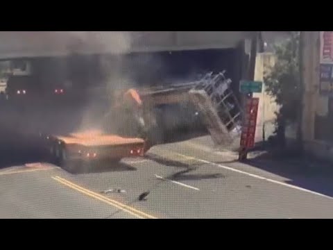 【車禍影片】區區一個小涵洞 thumbnail