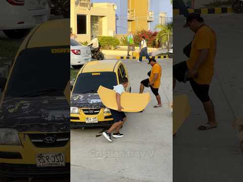 El carro 🚙 sin puerta 🔧🤣 #funny #viralvideo #prank thumbnail