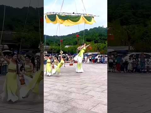 🇨🇳 空中飞天舞：悬挂于巨伞之下的艺术传奇🇬🇧 Dancers in the Sky: The Graceful Feats Beneath a Giant Canopy
