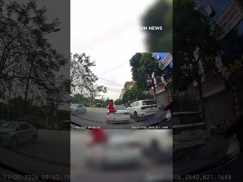 Đang xôn xao: Người đàn ông đi xe sang đỗ xe giữa đường để khoe nhà có 2 xe ô tô "xịn" thumbnail