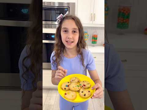 The good sister always help the little one - sister love ❤️ sharing is caring thumbnail