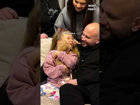 Cette petite fille se fait surprendre par sa famille à un moment inattendu thumbnail