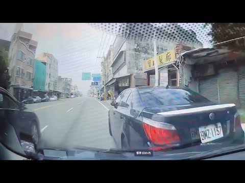 【車禍影片】這怎麼躲的掉啊？煞車踩了，沒有用 thumbnail