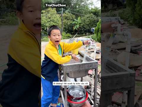 Cậu bé tìm cách giúp bố bị kiến cắn #shorts thumbnail