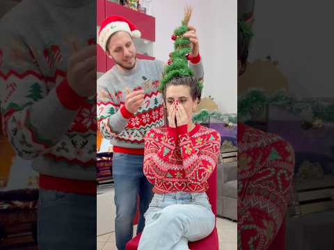 IL MIO RAGAZZO TRASFORMA I MIEI CAPELLI IN UN ALBERO DI NATALE😱🎄😡 #scherzo #prank #natale #comedy thumbnail