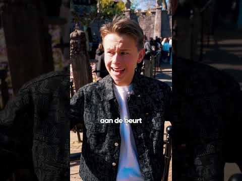 Hij durft niet in de achtbaan!? Stuur deze video naar je achtbaan maatje!? thumbnail