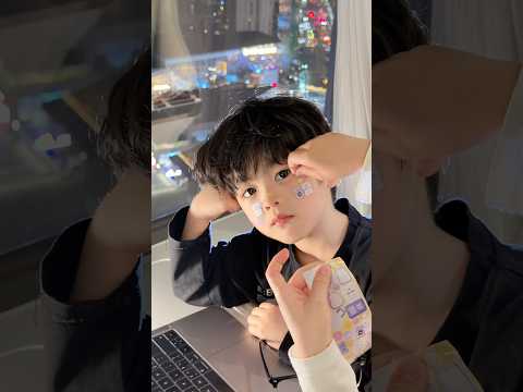 Dán hình dễ thương lên cậu bé đẹp trai thumbnail