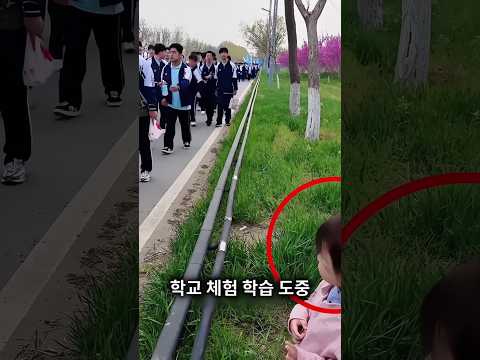 이 귀여운 소녀에게 학생들이 과자를 선물했어요 thumbnail