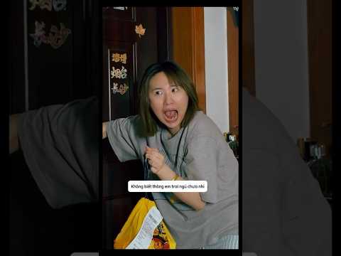 Chị gái khó ưa lén ăn đêm 1 mình #shorts thumbnail