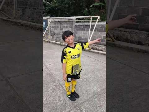 Papa Kaget Bola Ara Terbang Tembok Jatuh Dkat Selokan Keluar Lapang Latihan Sepak Bola. Hati-hati ⚽? thumbnail