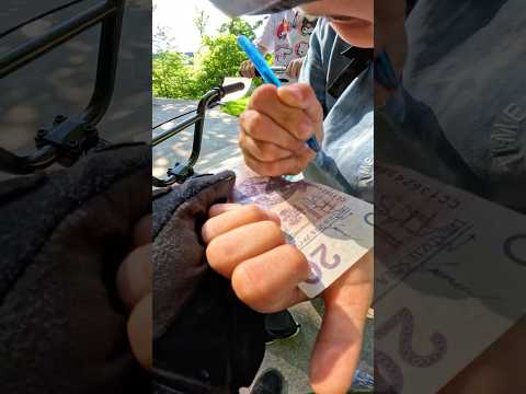 Zamiast na kartce się podpisać to dali mi banknoty XD thumbnail
