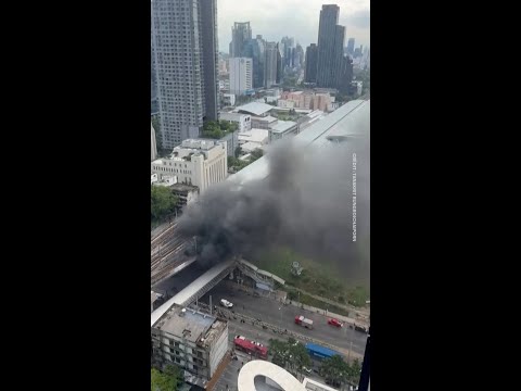 Une collision entre un bus et un train à Bangkok fait au moins huit morts thumbnail