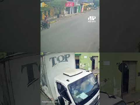 Mulher é atropelada por caminhão, mas escapa sem ferimentos graves no Ceará #Shorts thumbnail