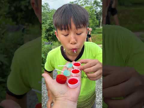 Cô bé ngoan ngoãn ăn kẹo cầu vồng và uống Coca-Cola rất ngon miệng. #vui #kẹo #thứcăn #dễthương thumbnail