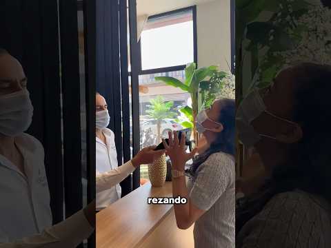 La chica escondió su tarjeta en la mascarilla thumbnail