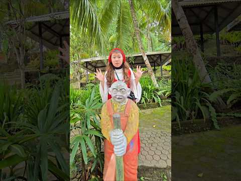 itu yang ngumpet dibalik jubah merah biru apa gays#trendingshorts thumbnail