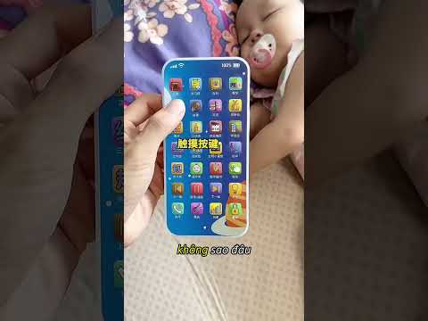 Mẹ cho cô bé mượn điện thoại đồ chơi 😂 thumbnail