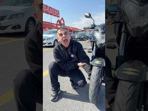 Elim Motosikletin Jantına Sıkıştı #shorts thumbnail