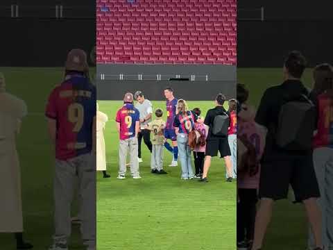 Sceny. Sebastian Karpiel-Bułecka śpiewający Pójdę Boso na środku Camp Nou. Robert... ściąga buty ? thumbnail