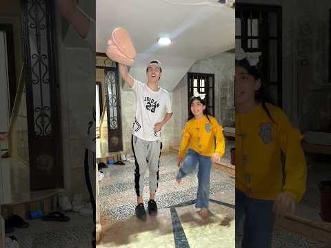 الشرير يأخذ حذاء الفتاة وصدمة 😱 المدير يوقفه!! thumbnail