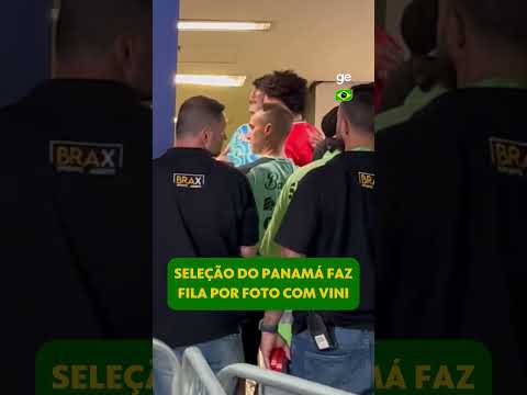 MAIS UMA FILA DE JOGADORES DO PANAMÁ PARA TIRAR FOTOS COM VINI JR. | #shorts | ge.globo thumbnail