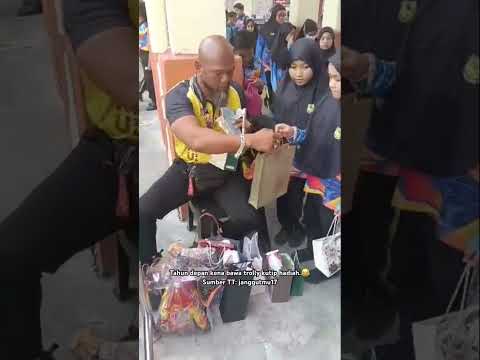 Cikgu PJ kesayangan anak murid ni.? Patutlah dpt banyak hadiah.? thumbnail
