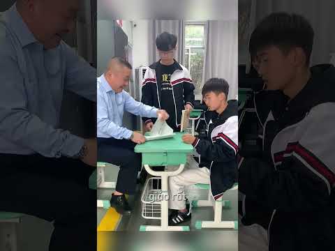 Học sinh tâm phục khẩu phục nhận bài tập thumbnail