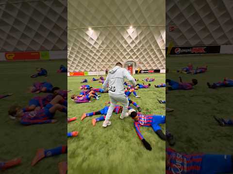 Wait till the end 😂 #football #soccer #futebol #futbol #calcio #messi thumbnail