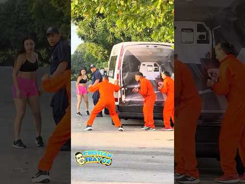 Escaped prisoners🏃‍♂️/ New York police 👮‍♂️🚔 🤑 broma #funny #police #viralvideo #prank thumbnail