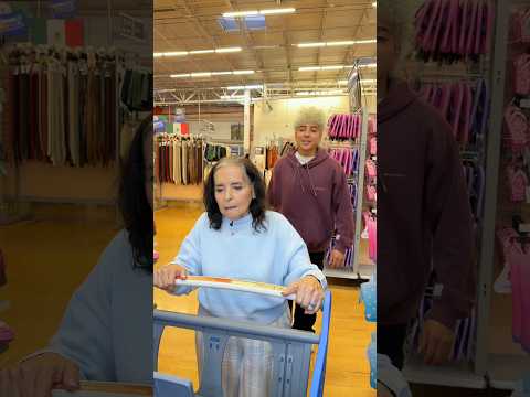LA SEÑORA ESTÁ HACIENDO COLA PARA PAGAR 😂 thumbnail