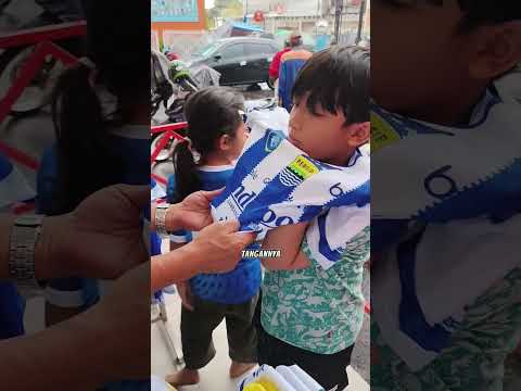 Mama Kaget Dedek Naik Besi Basah Hujan Cuci Kaki Papa Lg Bantu Ara Coba Jersey Persib. Jgn Bs Jatuh🫣 thumbnail