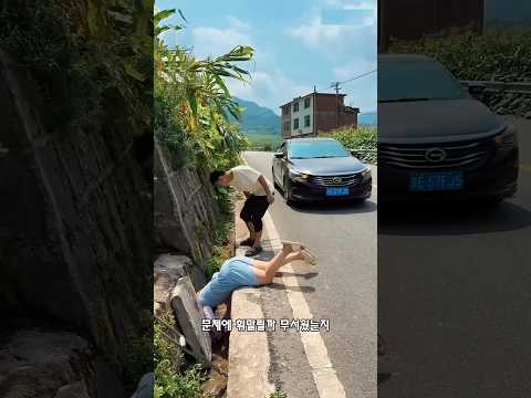 차 탄 남자는 외면했지만 오토바이  소년은 도와줬어요 thumbnail