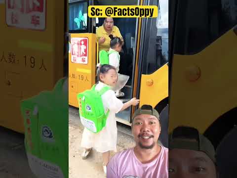 Si kembar menunggu bus sekolah!!? #comedy #funny #shorts thumbnail