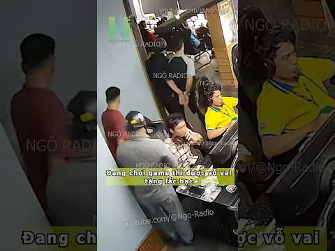 Đang chơi game thì được vỗ vai tặng lắc bạc thumbnail