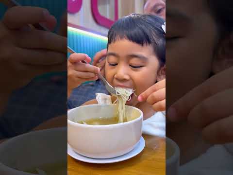 Wajib cobain Bakso ini.. #riaricis #moana thumbnail