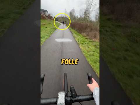 CICLISTA ARRABBIATO TERRORIZZA TUTTI I PASSANTI PER PASSARE! ? #virale #divertente thumbnail
