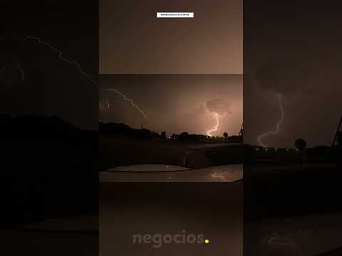 Un vídeo a cámara rápida capta un relámpago cruzando el cielo nocturno de Richmond, en Virginia thumbnail