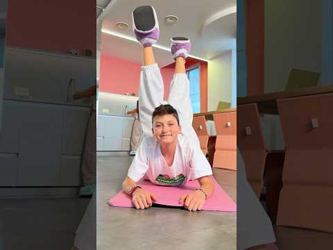 🤸‍♀️+🤹=😂😂😂@markchirkin @_miss_tais_ #familyfirst #flexibility thumbnail