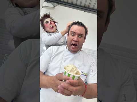 EL PAYASO ME ARRUINÓ EL HELADO ? thumbnail